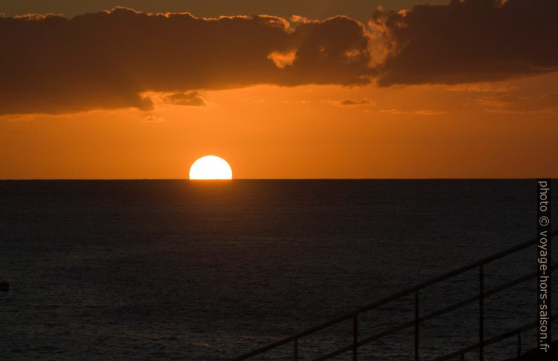 Le soleil se couche dans la mer. Photo © André M. Winter