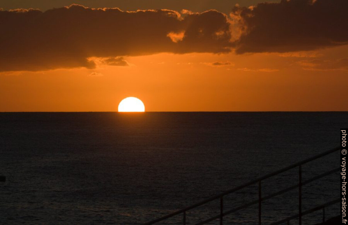 Le soleil se couche dans la mer. Photo © André M. Winter