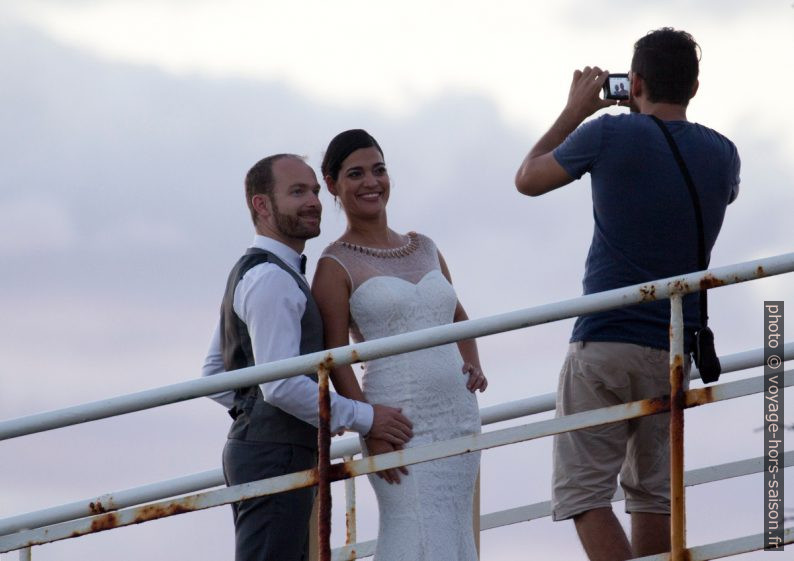 Un couple de jeunes mariés pose au phare de Vieux-Fort. Photo © André M. Winter