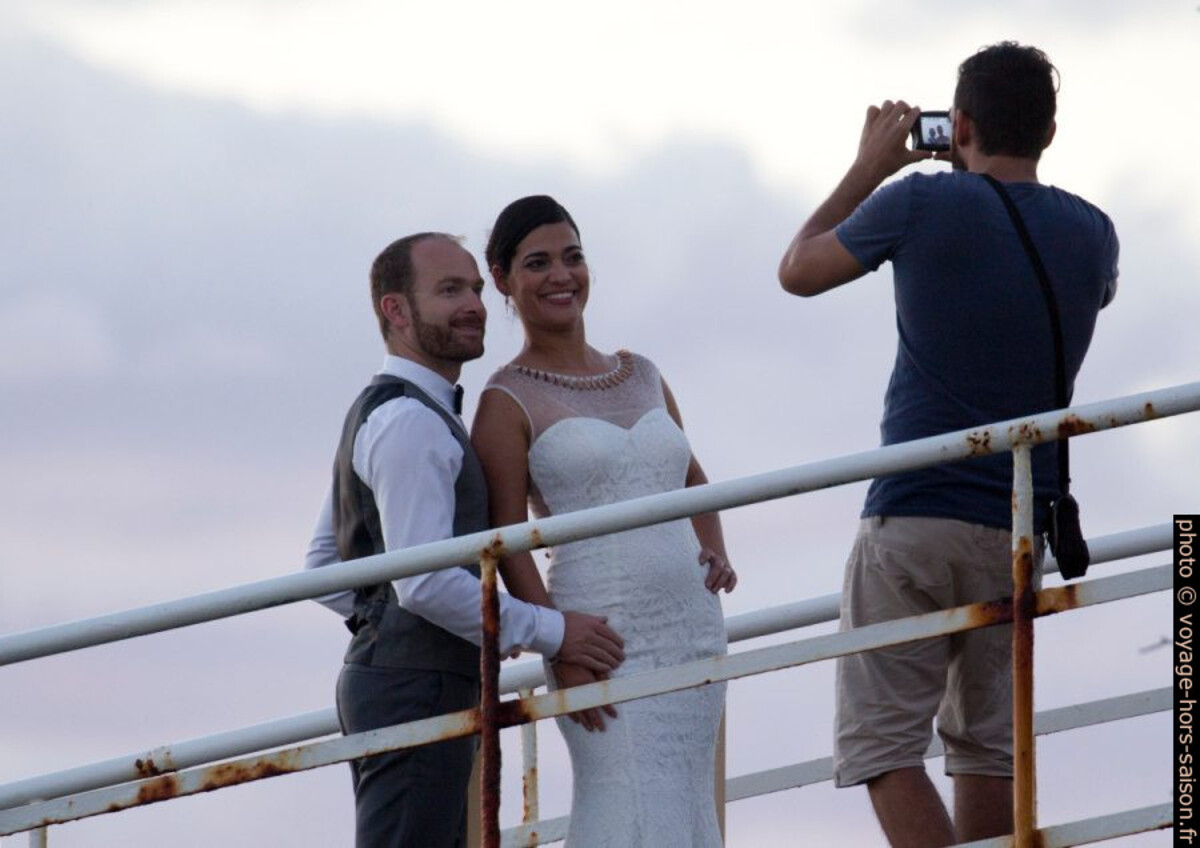 Un couple de jeunes mariés pose au phare de Vieux-Fort. Photo © André M. Winter