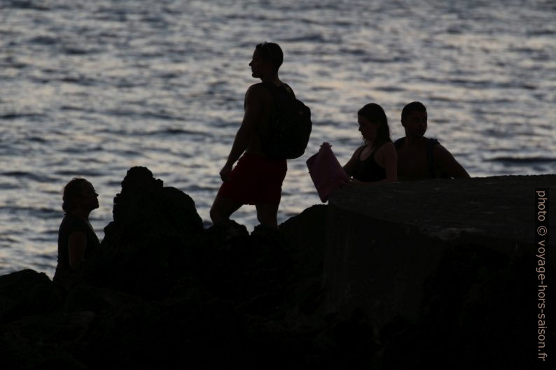 Silhouette de gens sous le phare. Photo © André M. Winter