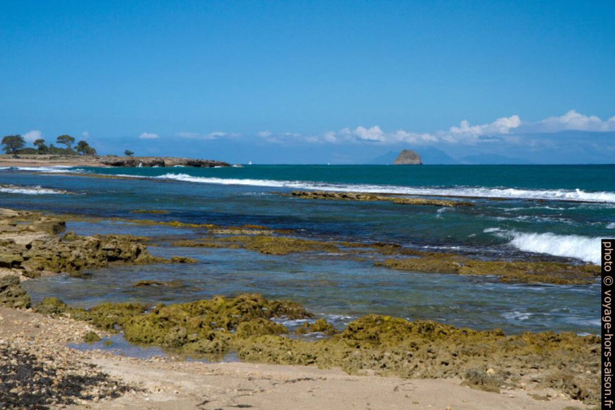 Pointe du Petit Fort et l'Îlet Tête à l'Anglais. Photo © Alex Medwedeff