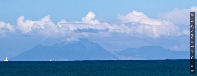 Île de Montserrat vue de Guadeloupe. Photo © André M. Winter