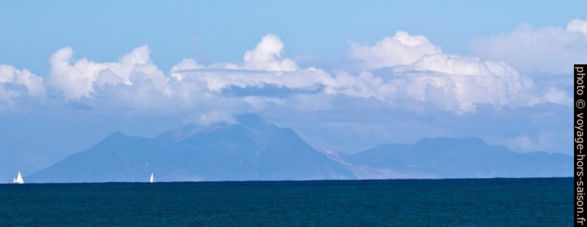 Île de Montserrat vue de Guadeloupe. Photo © André M. Winter