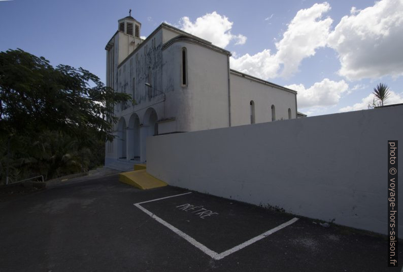 Église de Vieux-Bourg et le parking du prêtre. Photo © Alex Medwedeff