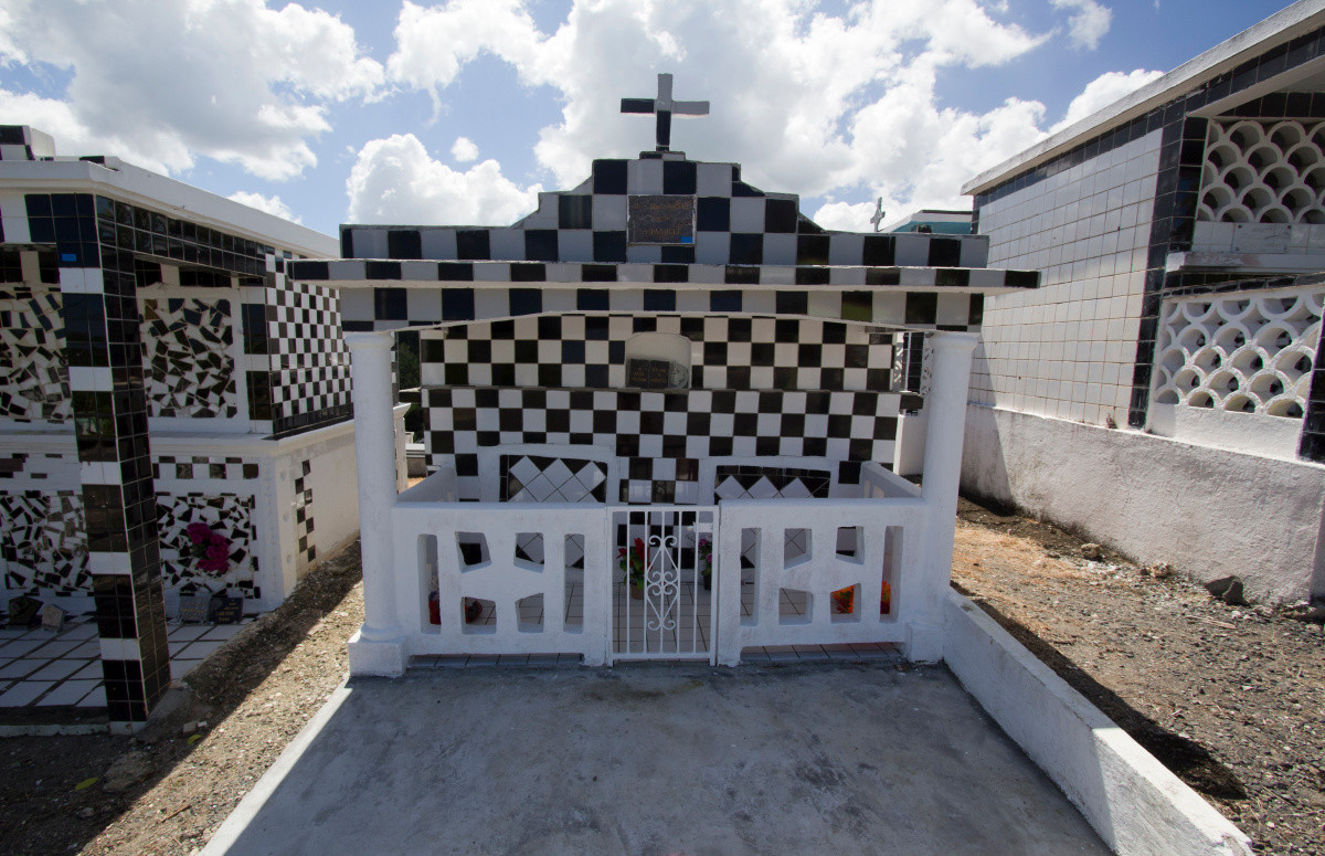Chapelle funéraire carrelée de noir et blanc. Photo © André M. Winter