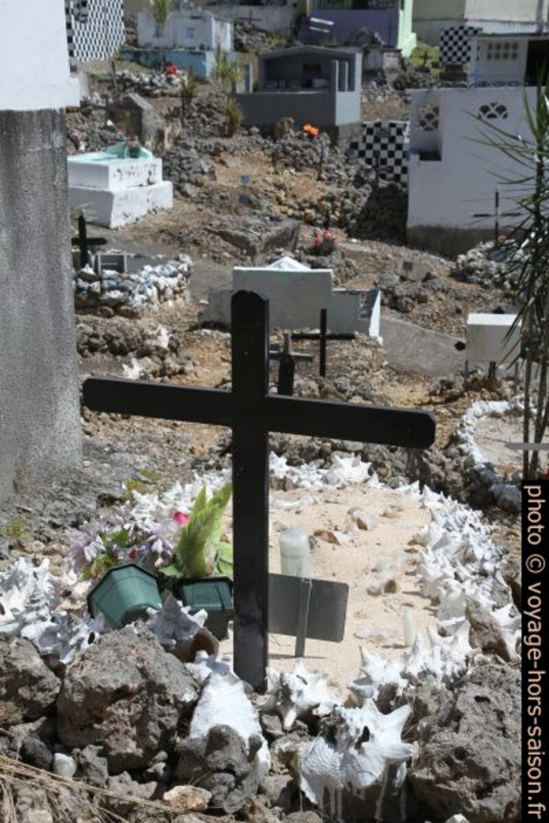 Tombe simple de coraux et de coquilles de lambis. Photo © Alex Medwedeff