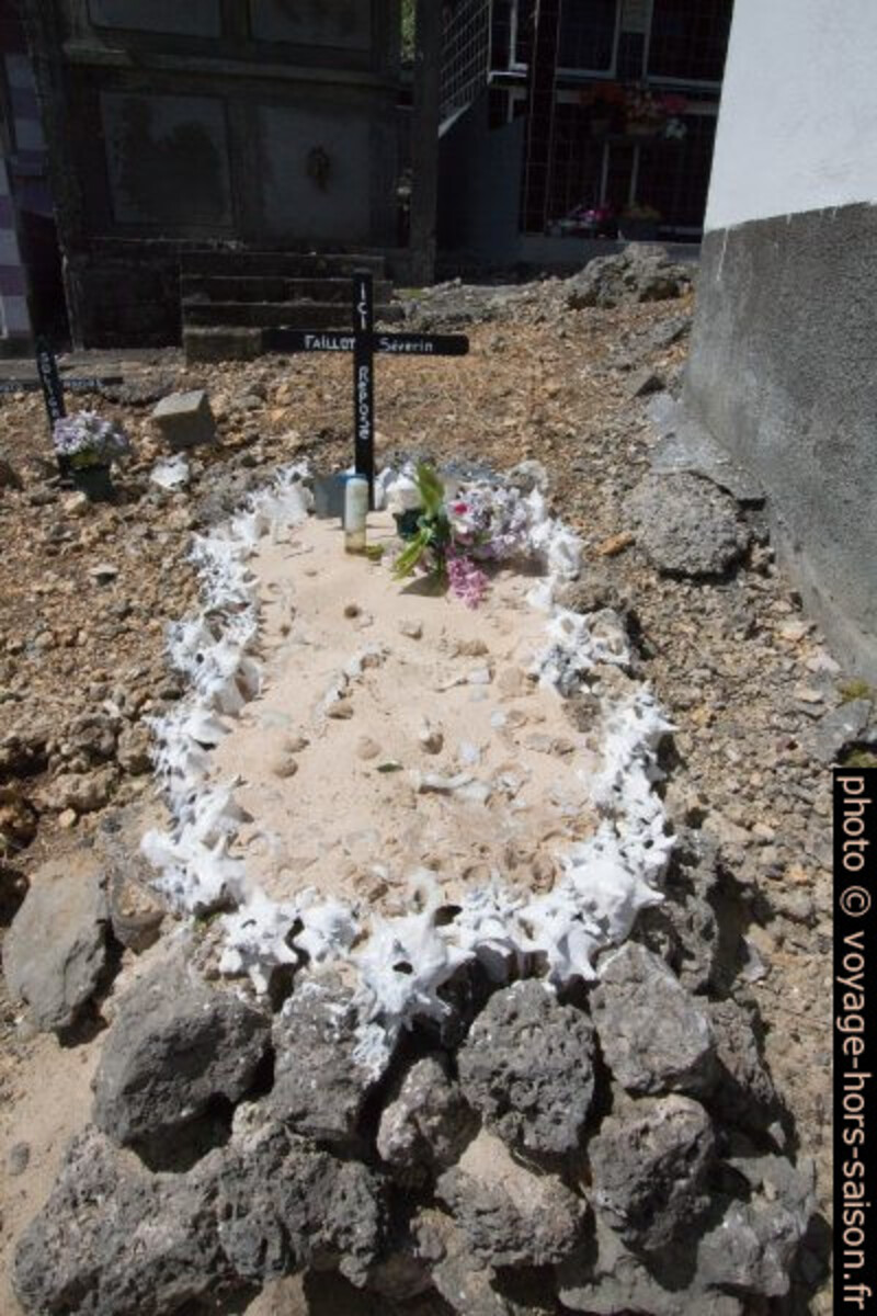 Tombe simple de coraux et de coquilles de lambis. Photo © André M. Winter