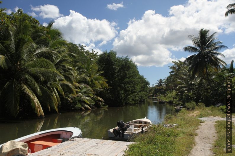 Canal Decostière à Vieux-Bourg. Photo © Alex Medwedeff