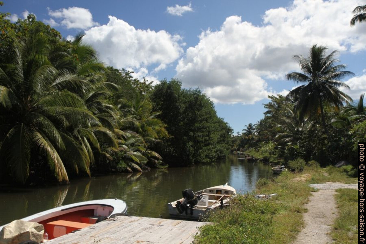 Canal Decostière à Vieux-Bourg. Photo © Alex Medwedeff