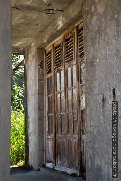 Porte avec persiennes d'une case abandonnée. Photo © Alex Medwedeff
