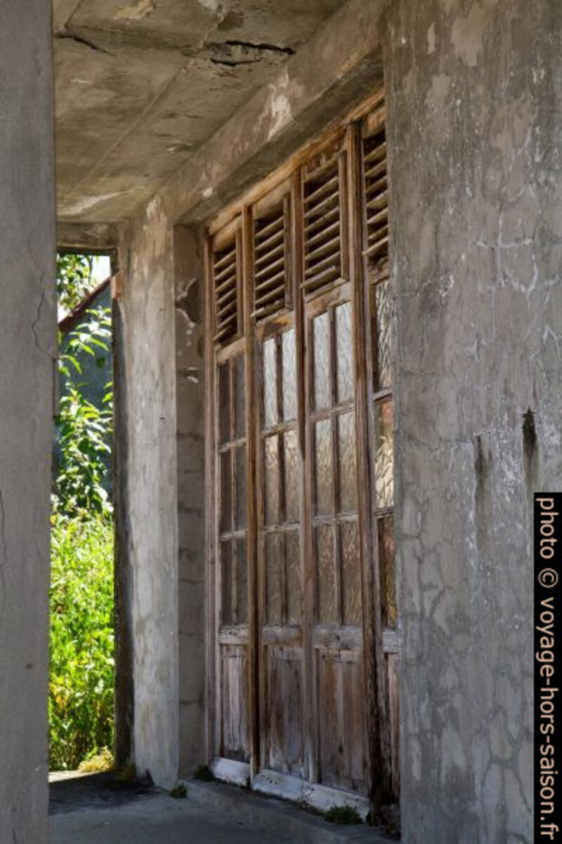Porte avec persiennes d'une case abandonnée. Photo © Alex Medwedeff