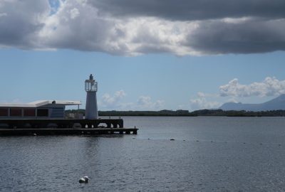 Quai de Petit-Canal avec phare. Photo © Alex Medwedeff