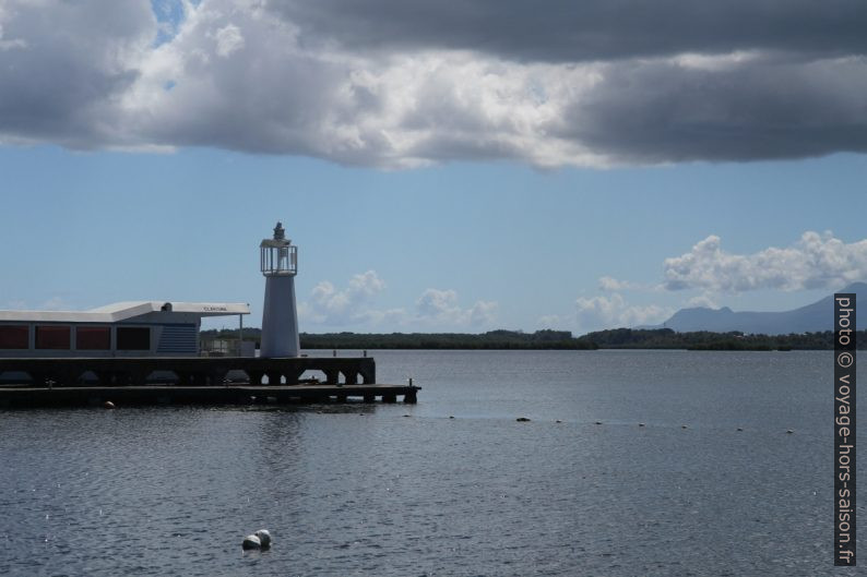 Quai de Petit-Canal avec phare. Photo © Alex Medwedeff