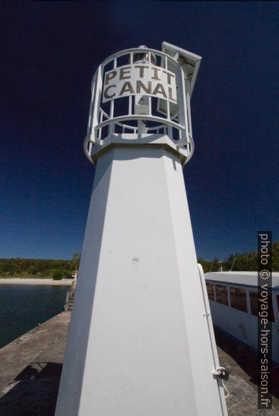 Phare de Petit-Canal avec panneau. Photo © André M. Winter