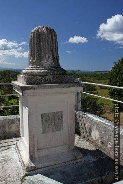 Monument portant la plaque Liberté 1848. Photo © Alex Medwedeff