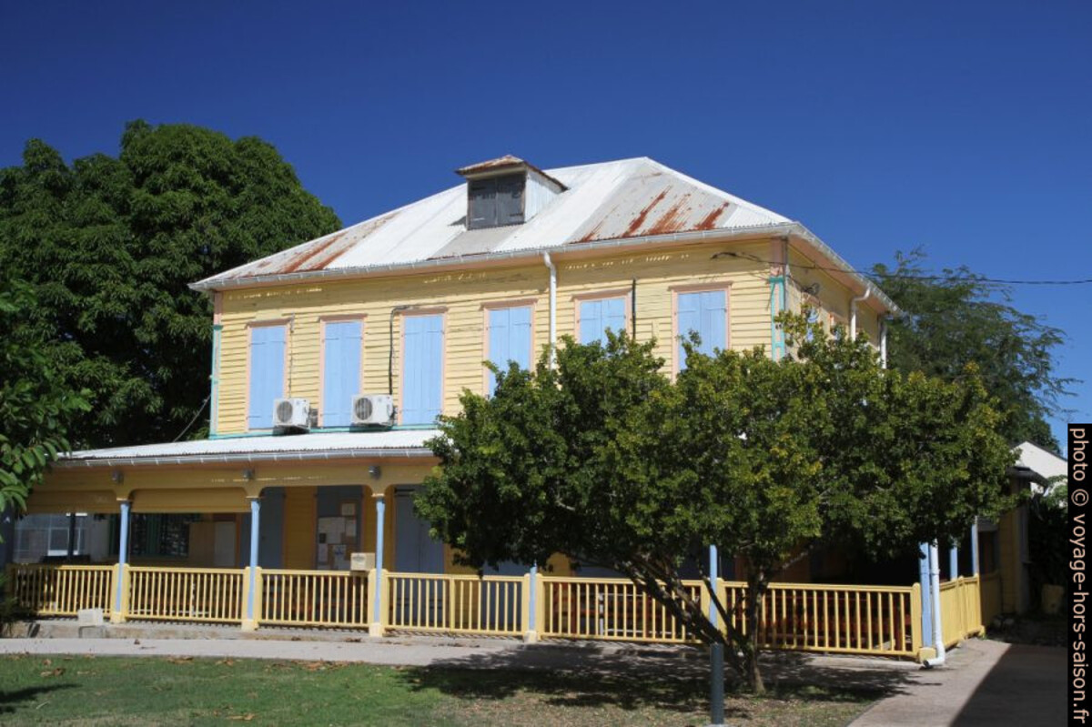 Presbytère de Port-Louis dans une case à étage. Photo © Alex Medwedeff