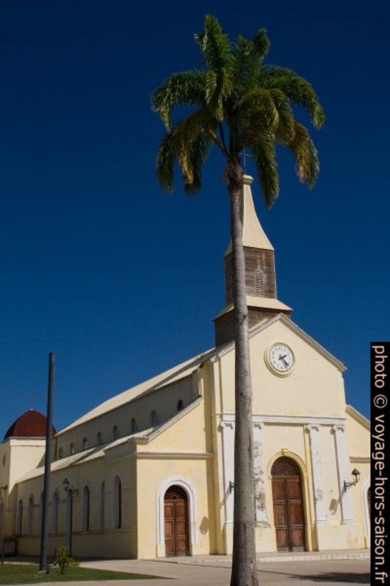 Église Notre-Dame-de-Bon-Secours et un palmier. Photo © Alex Medwedeff