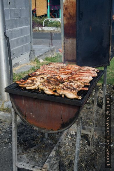 Barbecue de cuisses de poulet. Photo © Alex Medwedeff