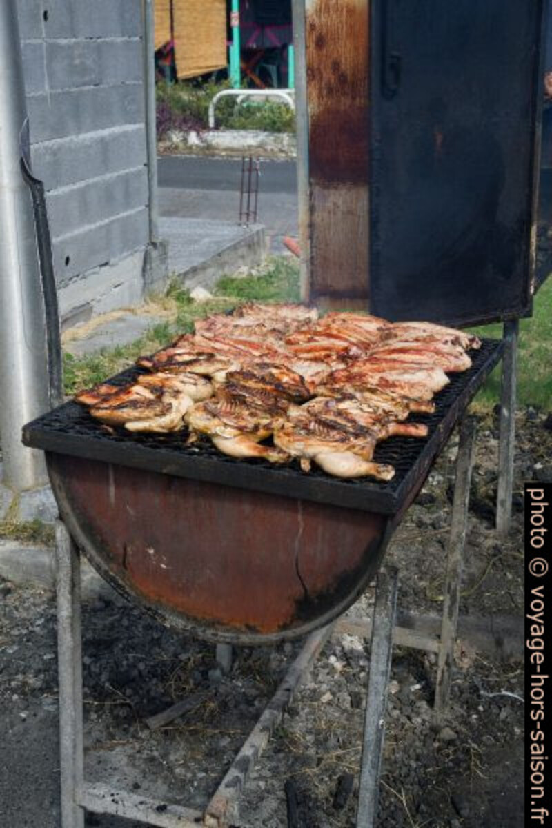 Barbecue de cuisses de poulet. Photo © Alex Medwedeff
