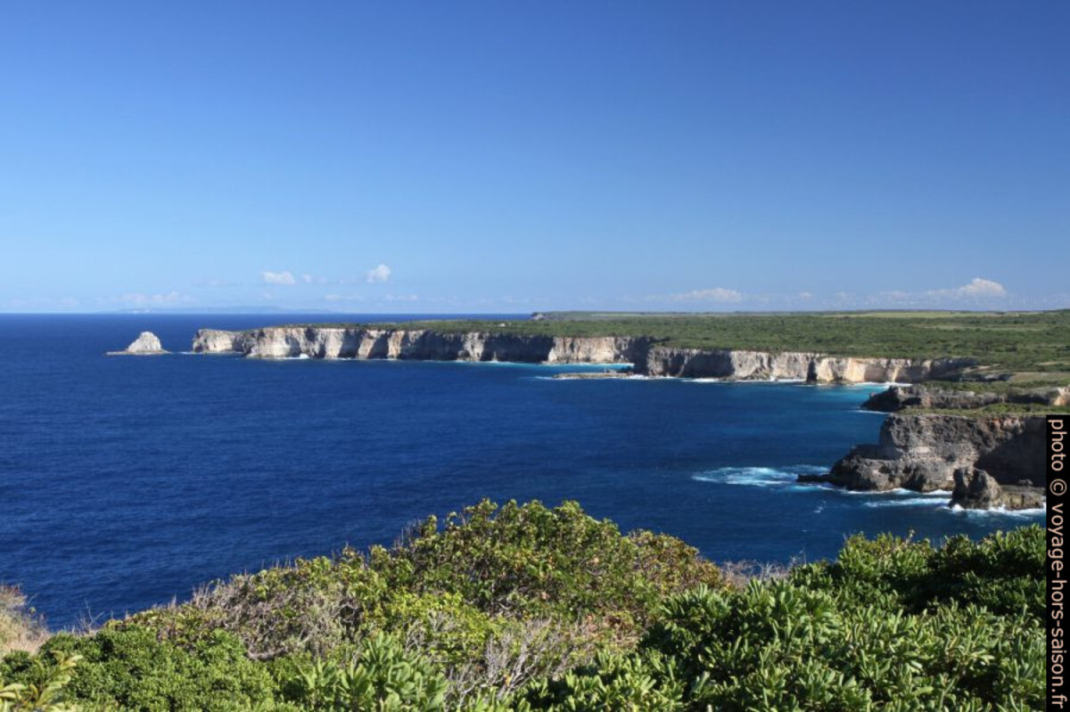 Côte entre la Pointe de la Grande Vigie et le Piton. Photo © André M. Winter