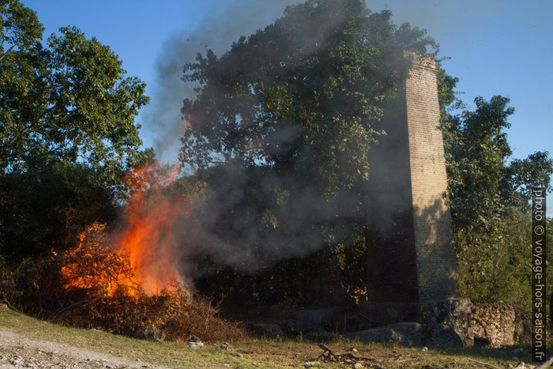 Feu et la cheminée de l'ancienne sucrerie de la Mahaudière. Photo © Alex Medwedeff