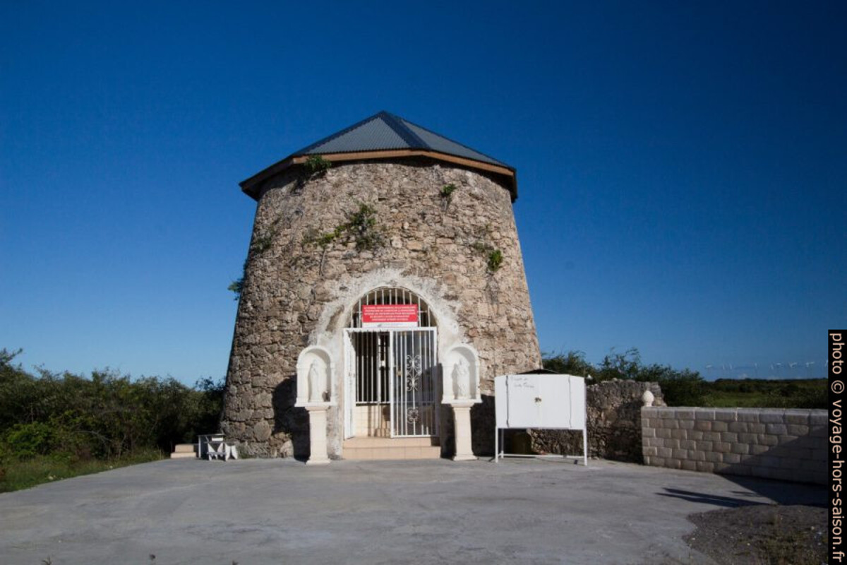 Chapelle Ste. Thérèse installé dans l'ancien moulin de la Mahaudière. Photo © André M. Winter