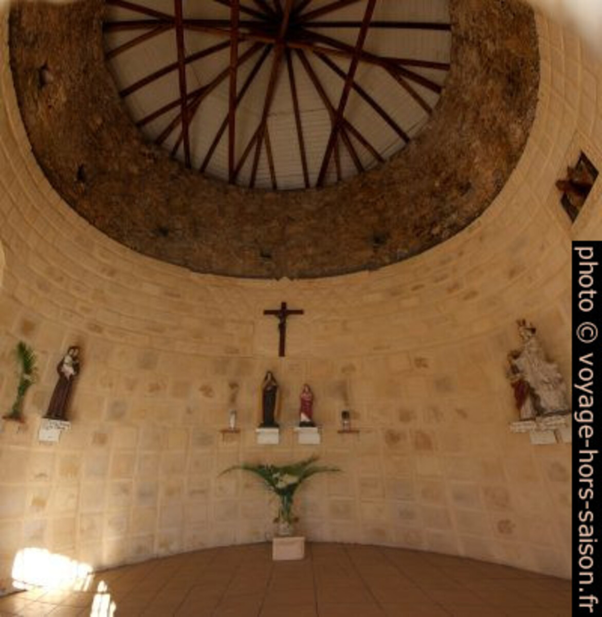 Intérieur de la chapelle Sainte Thérèse à la Mahaudière. Photo © André M. Winter