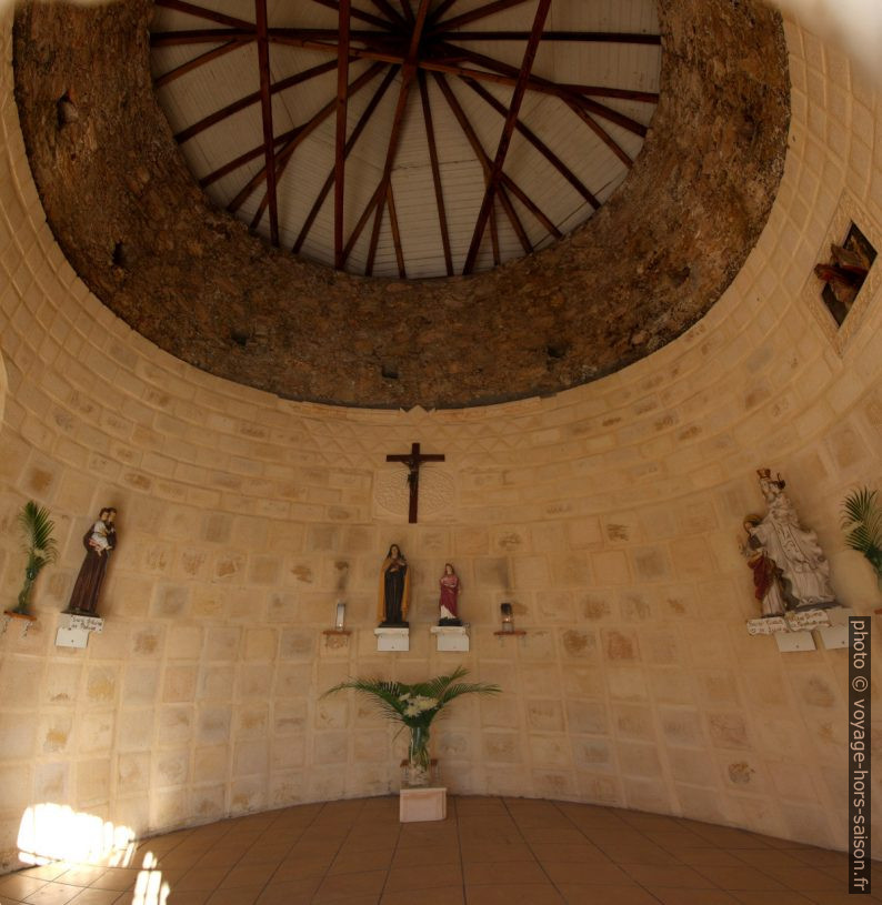 Intérieur de la chapelle Sainte Thérèse à la Mahaudière. Photo © André M. Winter