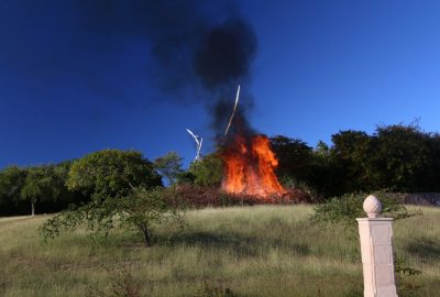 Feu de branchages intentionné à la Mahaudière. Photo © André M. Winter