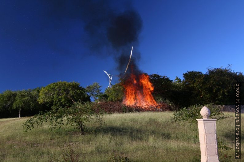 Feu de branchages intentionné à la Mahaudière. Photo © André M. Winter