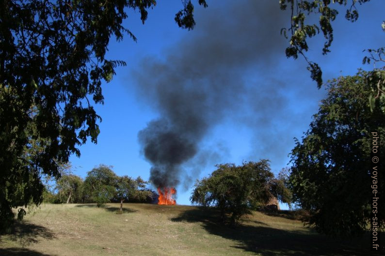 Fumée noire d'un feu intentionné à la Mahaudière. Photo © André M. Winter