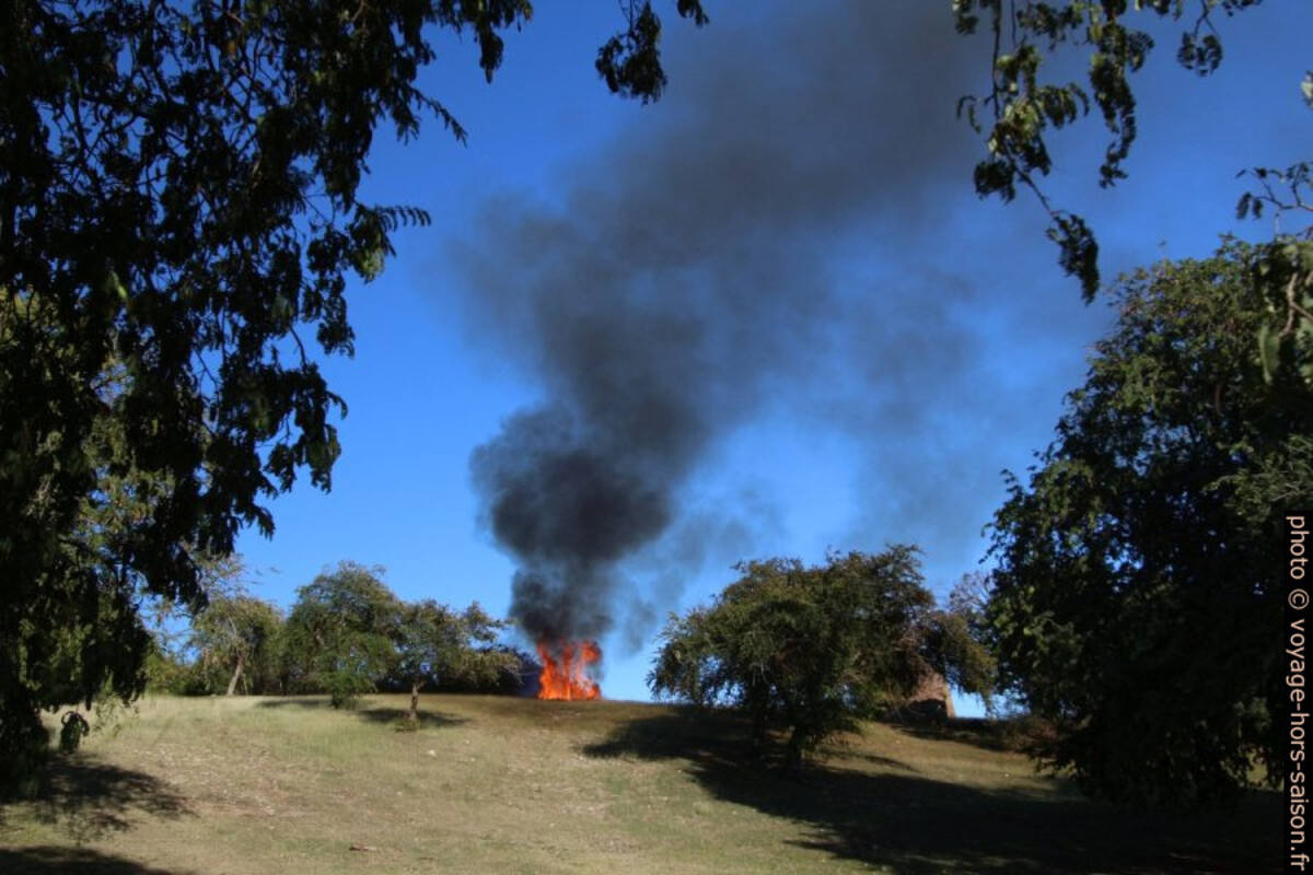 Fumée noire d'un feu intentionné à la Mahaudière. Photo © André M. Winter