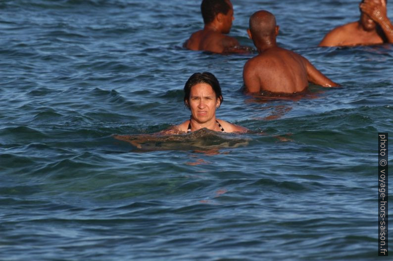 Alex et des hommes nageant à l'Anse Maurice. Photo © André M. Winter