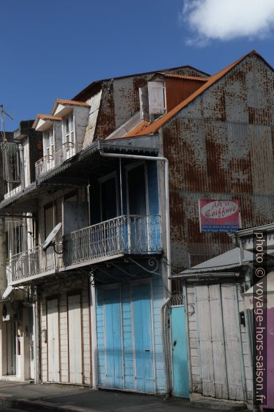 Maisons à Pointe-à-Pitre avec balcons en fer forgé. Photo © Alex Medwedeff