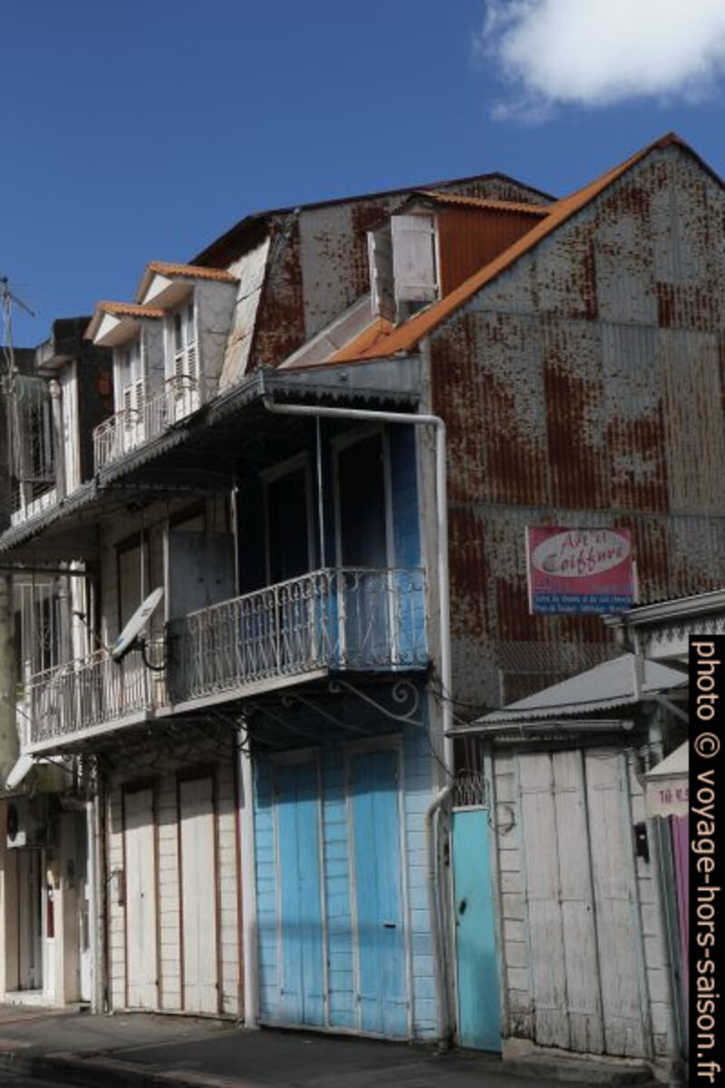 Maisons à Pointe-à-Pitre avec balcons en fer forgé. Photo © Alex Medwedeff