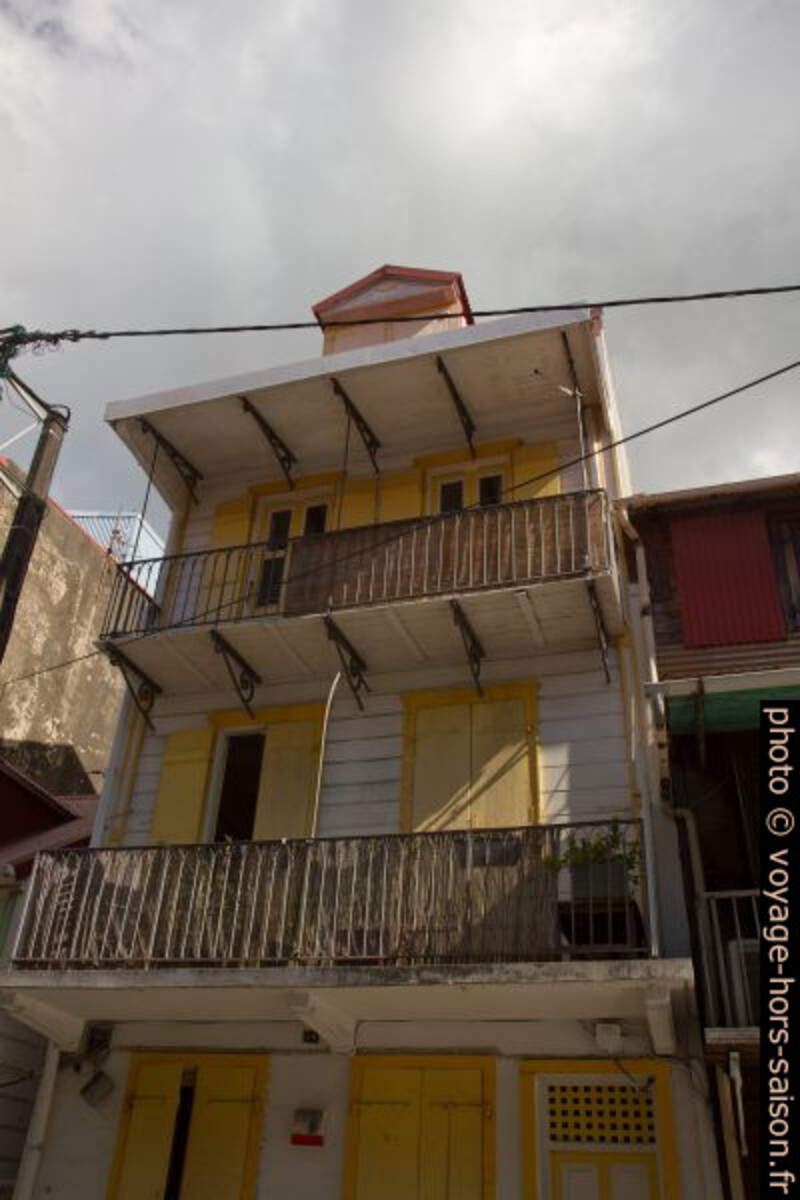 Maison à deux étages à Pointe-à-Pitre. Photo © Alex Medwedeff