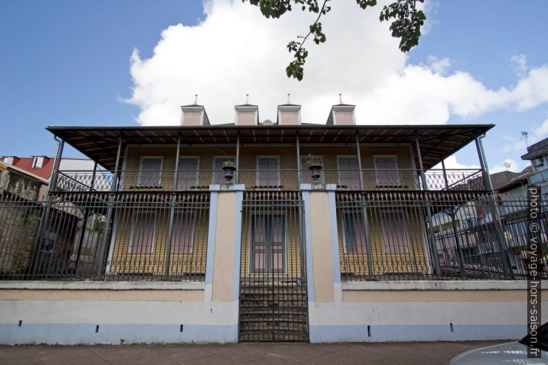 Façade arrière du Presbytère de Saint-Pierre-et-Saint-Paul. Photo © André M. Winter