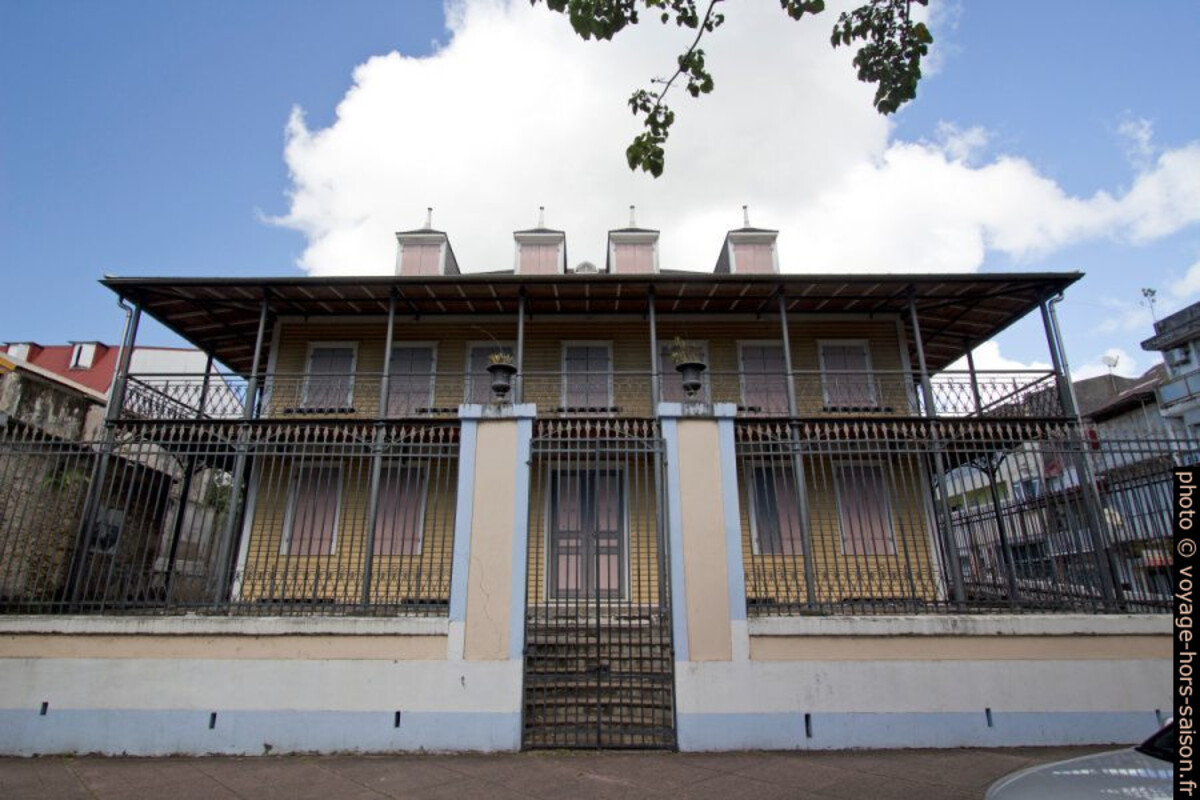 Façade arrière du Presbytère de Saint-Pierre-et-Saint-Paul. Photo © André M. Winter