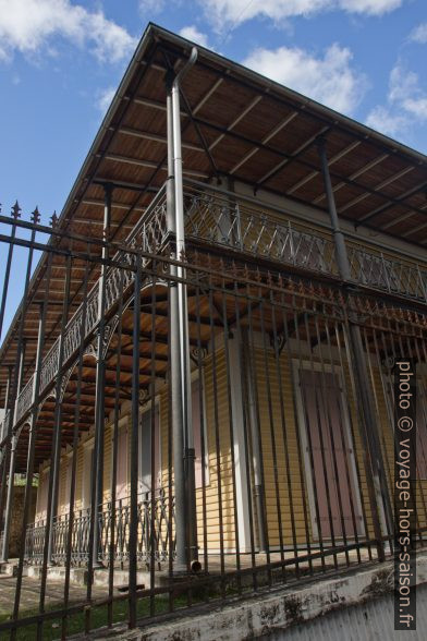 Balcons en fer forgé du Presbytère de Saint-Pierre-et-Saint-Paul. Photo © Alex Medwedeff