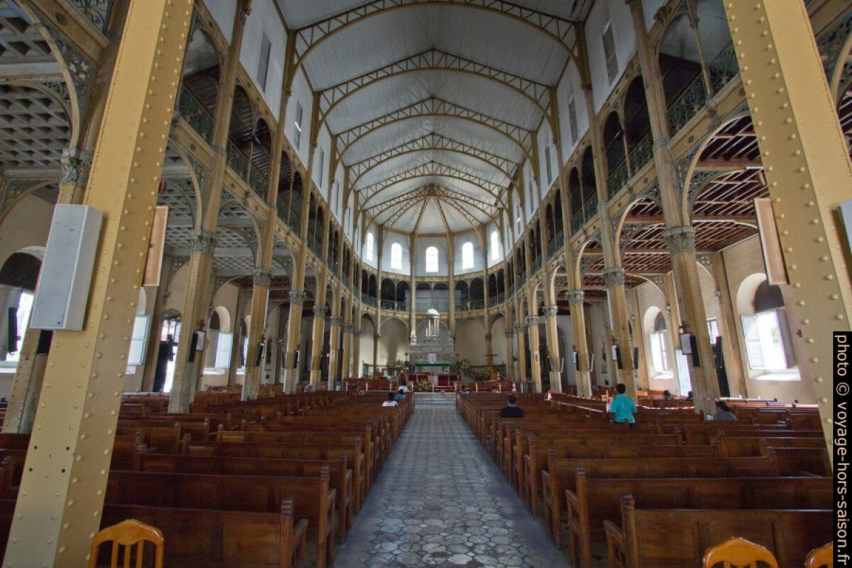 Nef en acier de l'église Saint-Pierre-et-Saint-Paul de Pointe-à-Pitre. Photo © André M. Winter