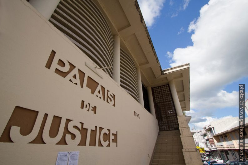 Entrée du Palais de Justice de Pointe-à-Pitre. Photo © André M. Winter