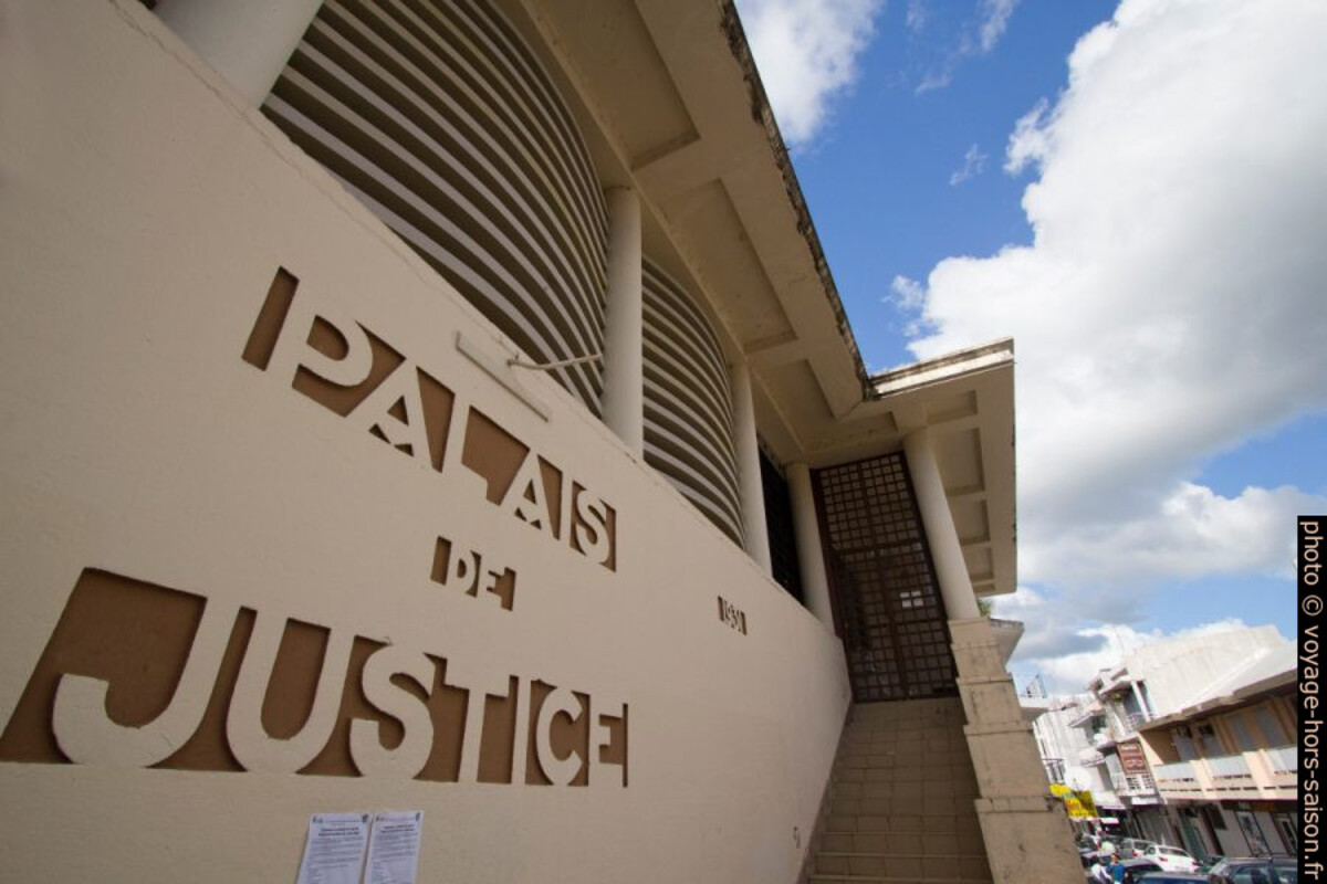 Entrée du Palais de Justice de Pointe-à-Pitre. Photo © André M. Winter