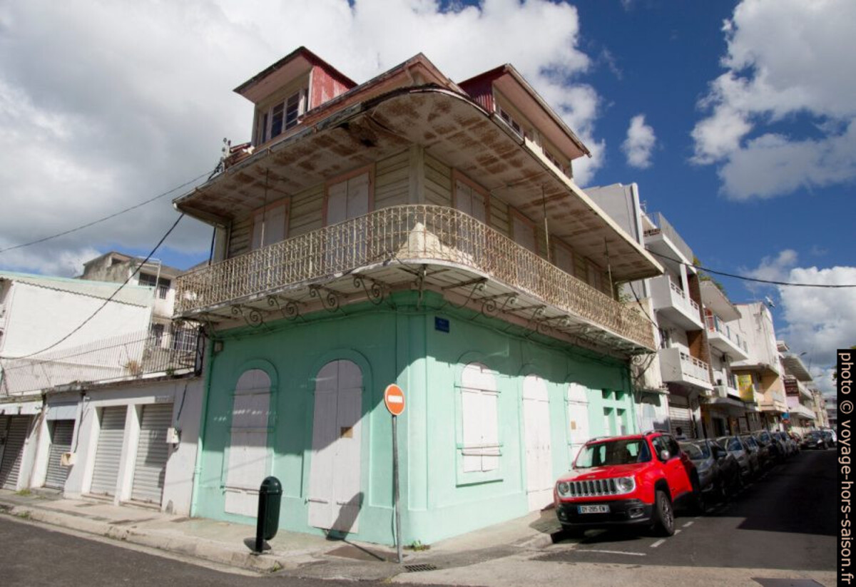 Maison créole de ville à un étage et avec lucarnes. Photo © André M. Winter