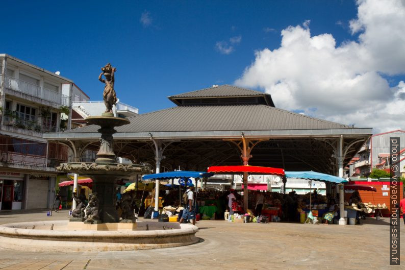 Fontaine et halle du marché Saint-Antoine à Pointe-à-Pitre. Photo © Alex Medwedeff