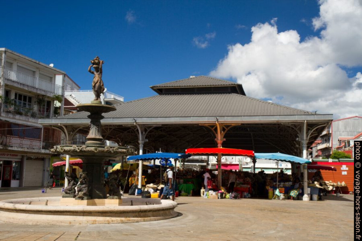 Fontaine et halle du marché Saint-Antoine à Pointe-à-Pitre. Photo © Alex Medwedeff