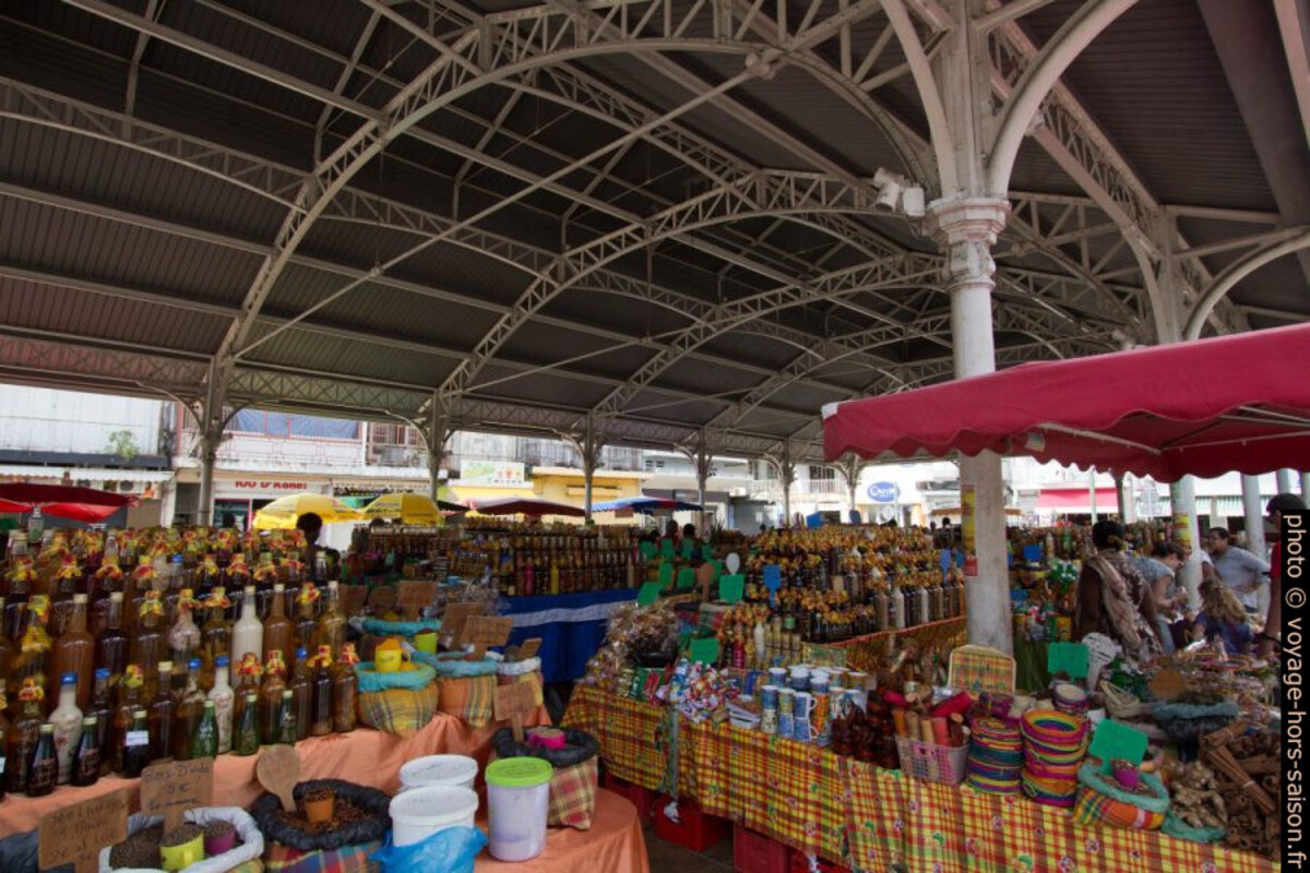 Sous la halle du marché touristique de Saint-Antoine à Pointe-à-Pitre. Photo © André M. Winter