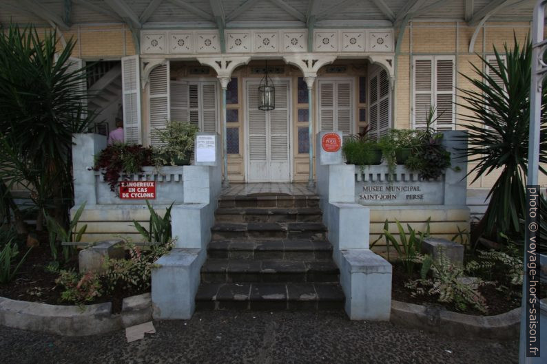 Entrée du musée de Saint-John Perse. Photo © André M. Winter