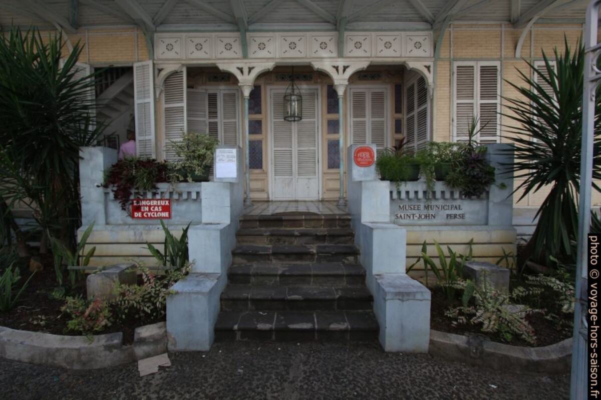 Entrée du musée de Saint-John Perse. Photo © André M. Winter