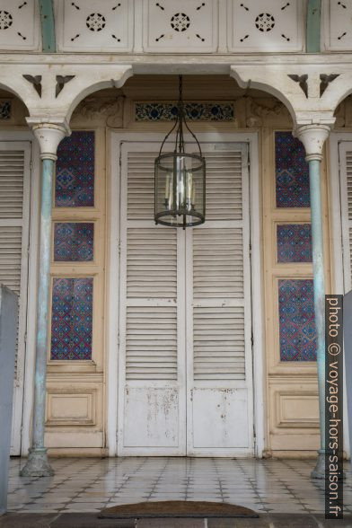 Porte fermée du musée de Saint-John Perse. Photo © Alex Medwedeff